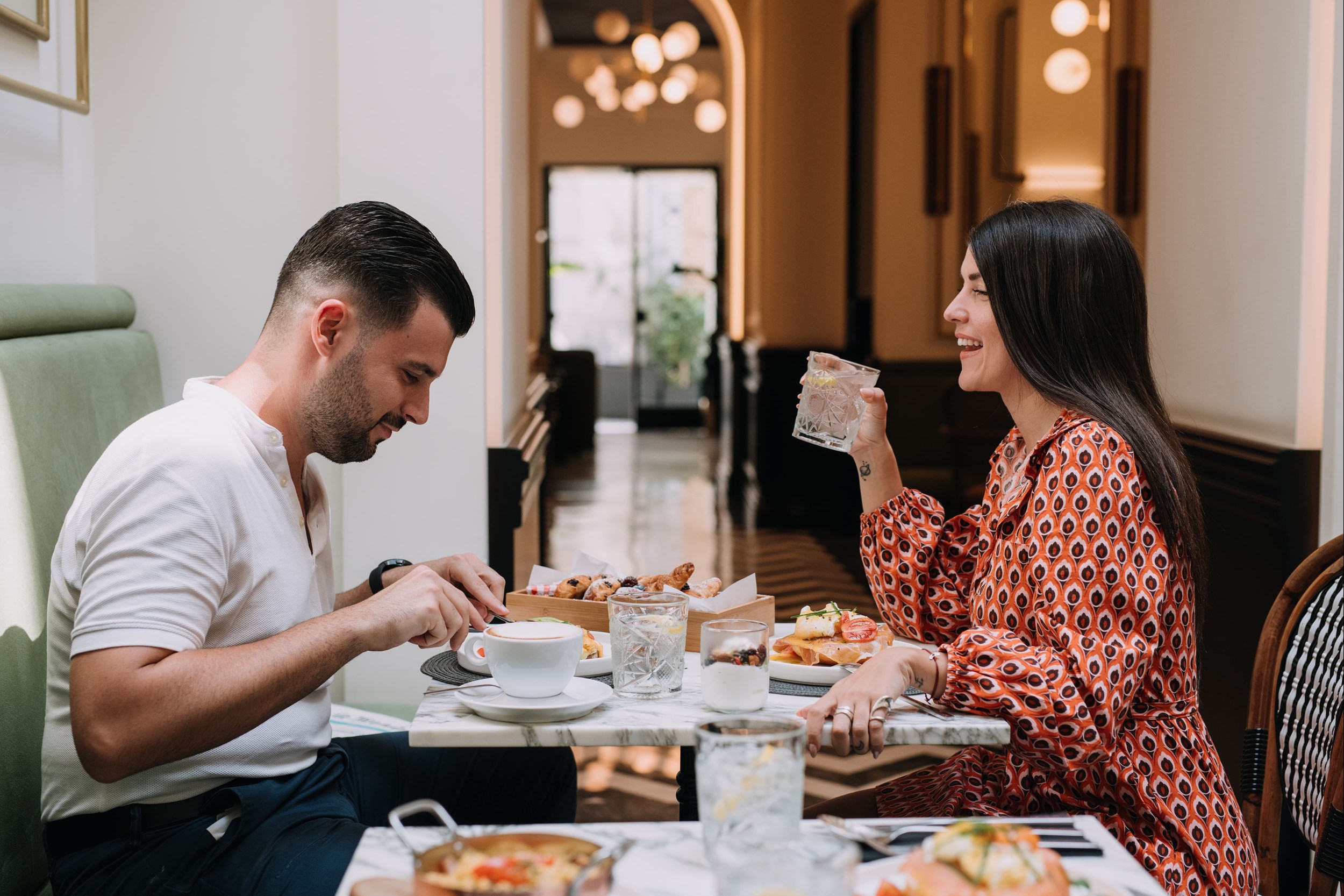 villabrownermoubistrocouplesharingfood